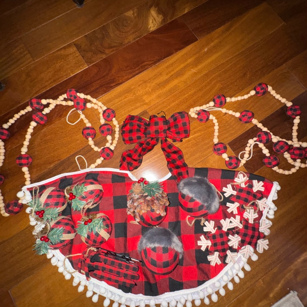 Buffalo Plaid Christmas Tree Decor
15 Piece